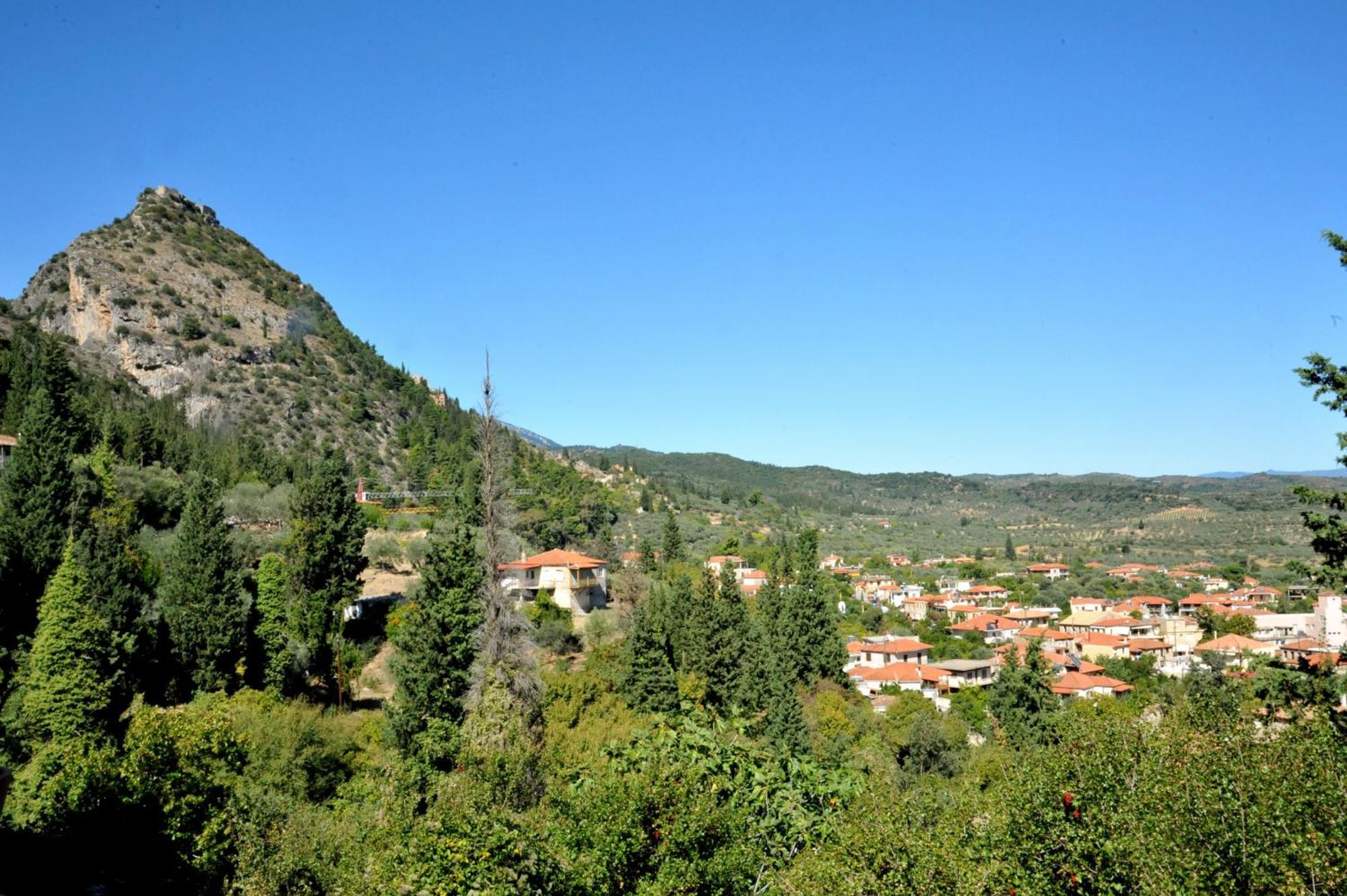 Elegant Stone Mansion In Historic Mystras Apartment Bagian luar foto